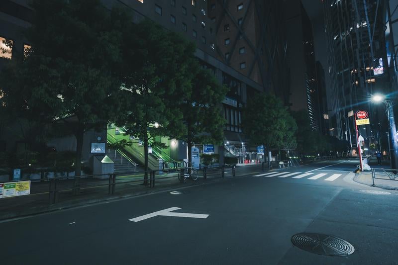 夜間のJR渋谷駅新南口の写真