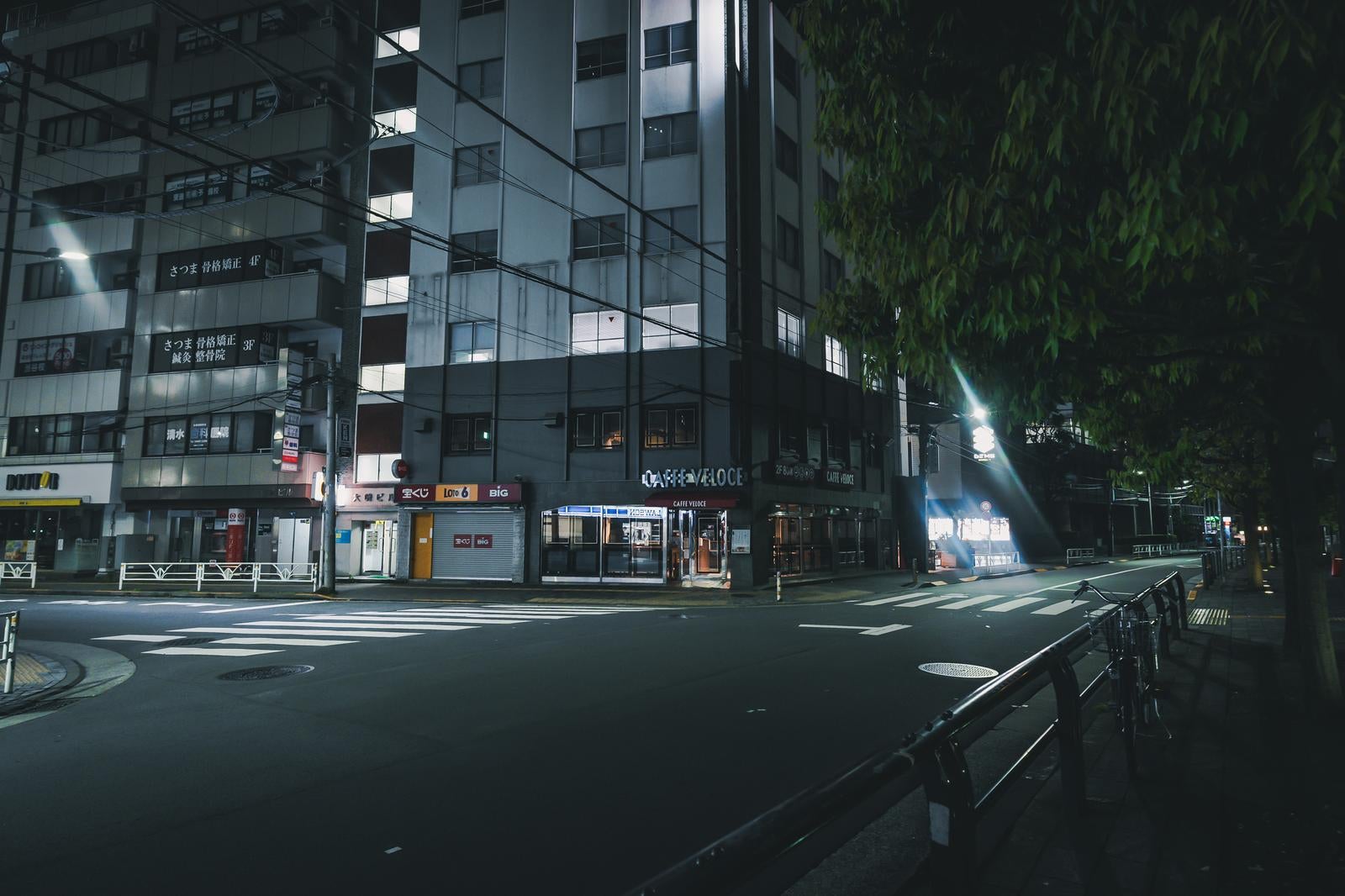 「夜間のJR渋谷駅新南口付近の様子」の写真