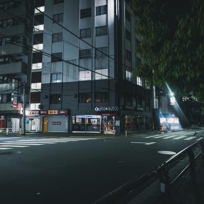 夜間のJR渋谷駅新南口付近の様子の写真