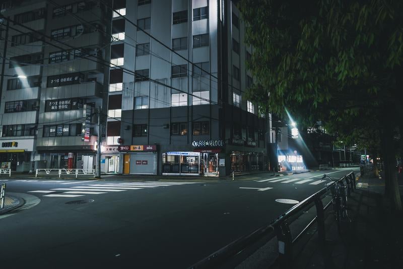 夜間のJR渋谷駅新南口付近の様子の写真