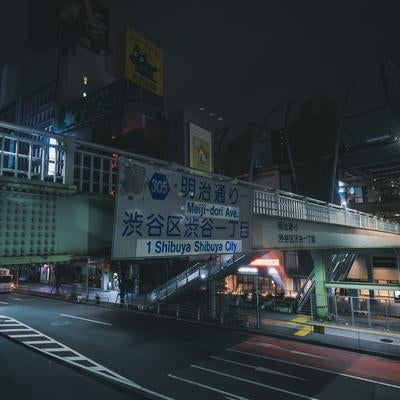 夜間の東京メトロ渋谷駅13番出口側の写真