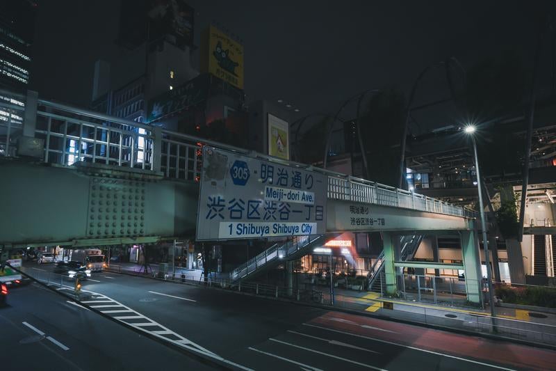 夜間の東京メトロ渋谷駅13番出口側の写真