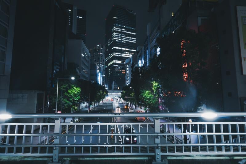 東京渋谷にある渋谷一丁目の歩道橋と明治通りのビル群のナイトシーン