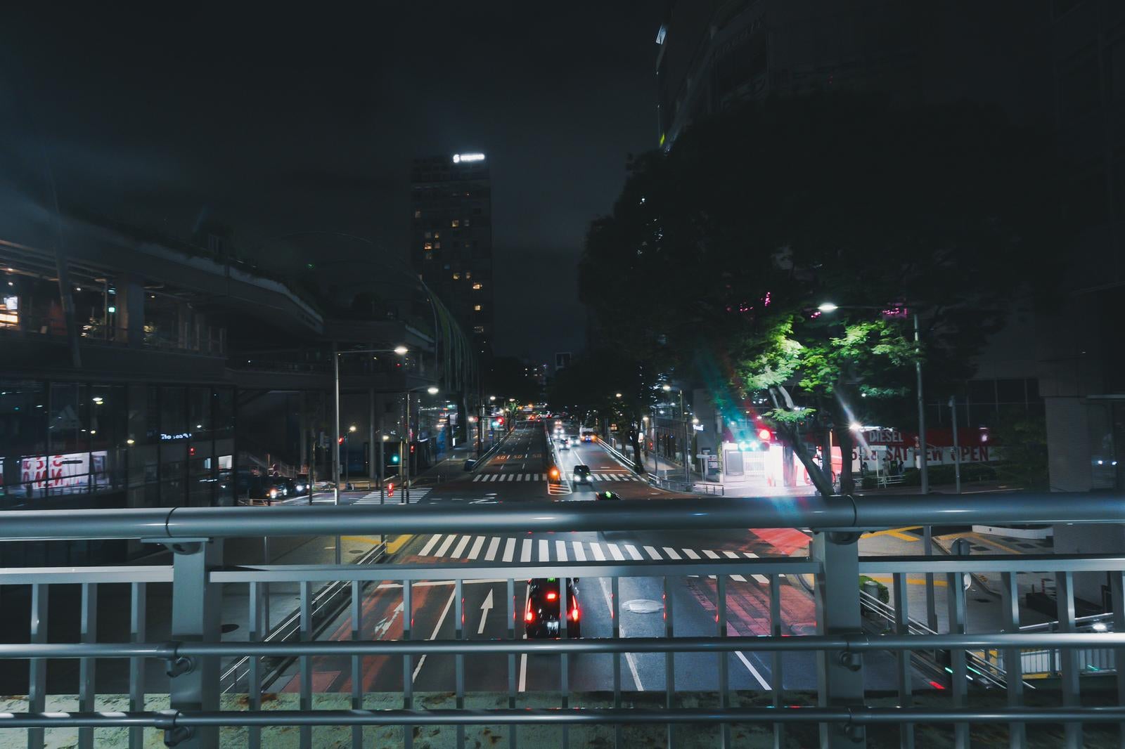 「渋谷駅13番出口前の夜景と歩道橋上から見た明治通りの光景」の写真