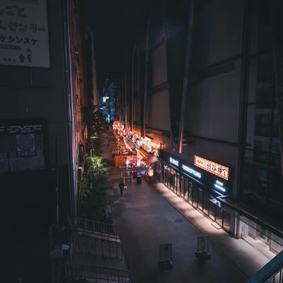 明るく照らされた静かな渋谷横丁の写真