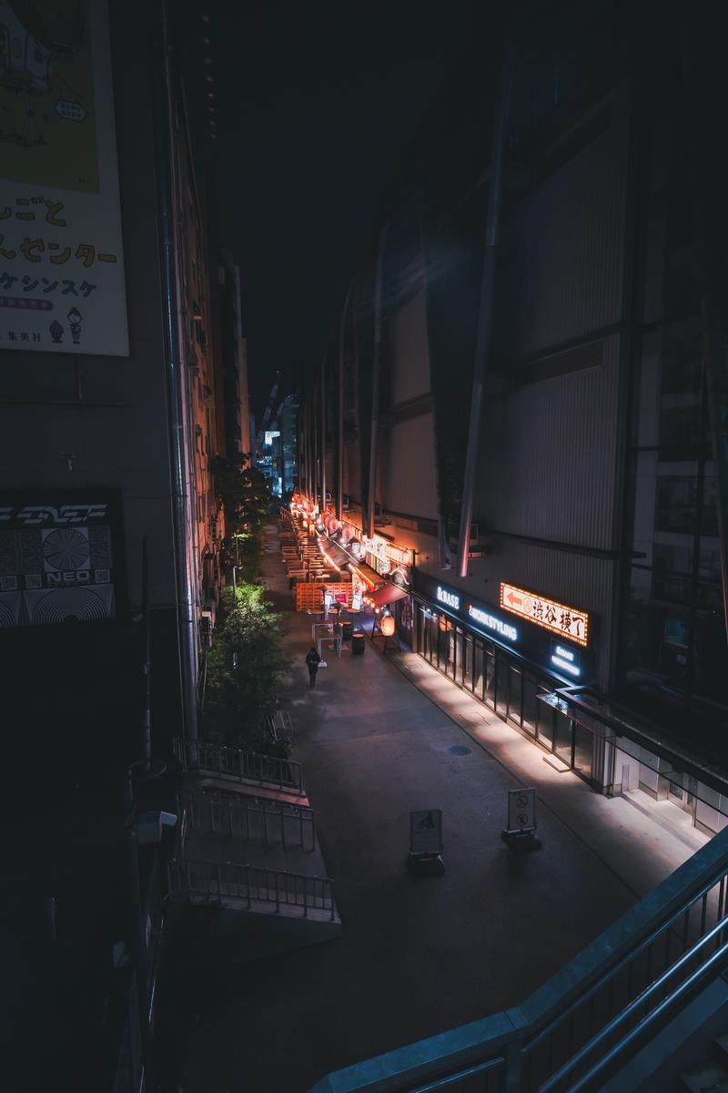 「明るく照らされた静かな渋谷横丁」の写真