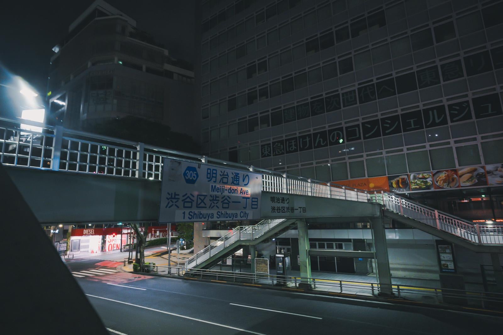 「渋谷事変の舞台になった深夜の渋谷駅13番出口前と明治通り」の写真