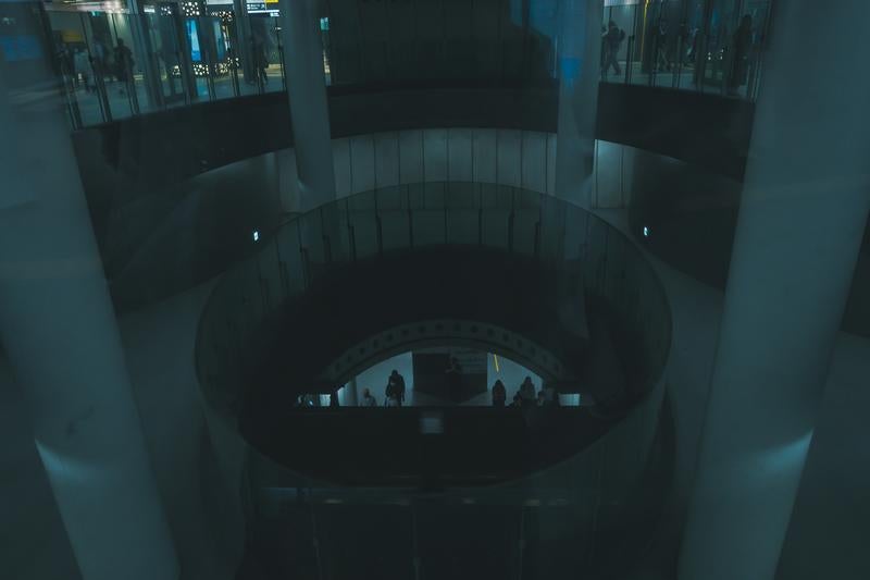 副都心線渋谷駅の楕円形の吹き抜けを上から覗き見るの写真