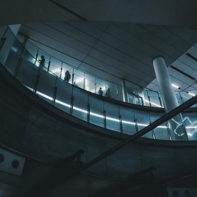 副都心線渋谷駅の楕円形の吹き抜けを見上げるの写真