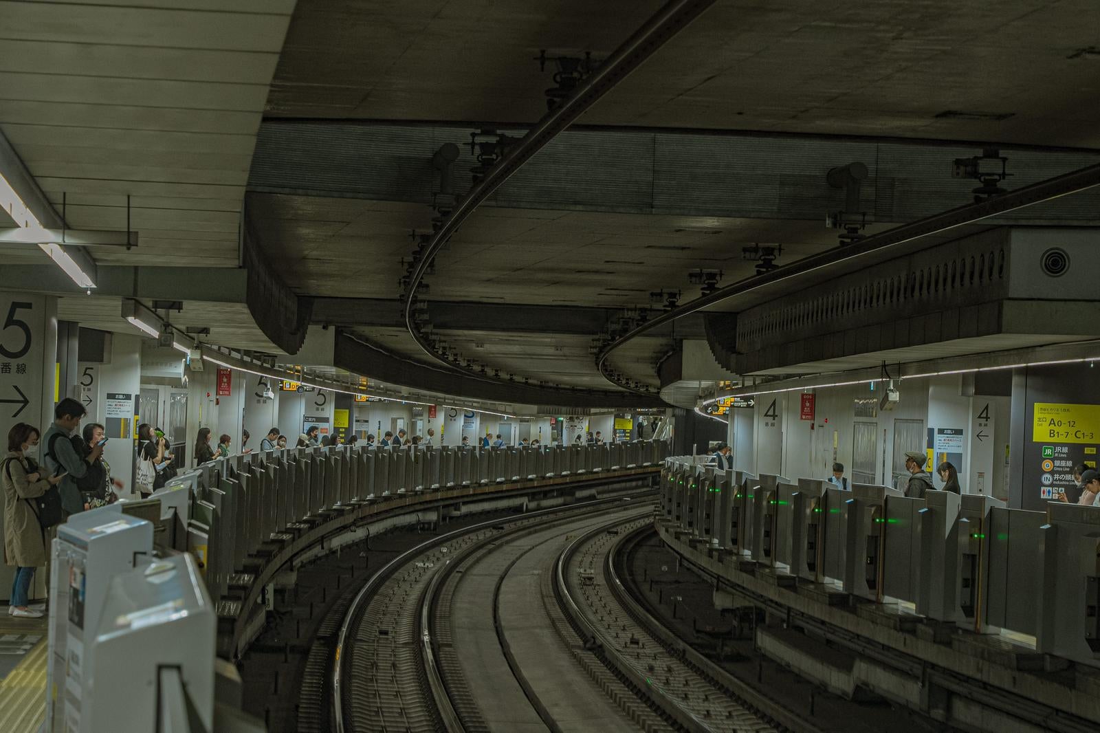 「副都心線渋谷駅ホームと線路」の写真