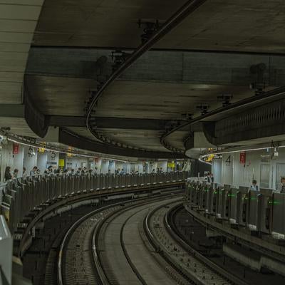 副都心線渋谷駅ホームと線路の写真