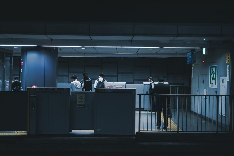 副都心線渋谷駅のホームと可動式ホームドアの写真
