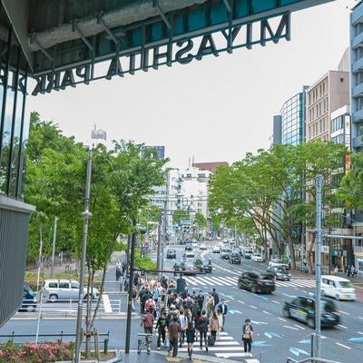 東京の賑やかな宮下パークの交差点の写真