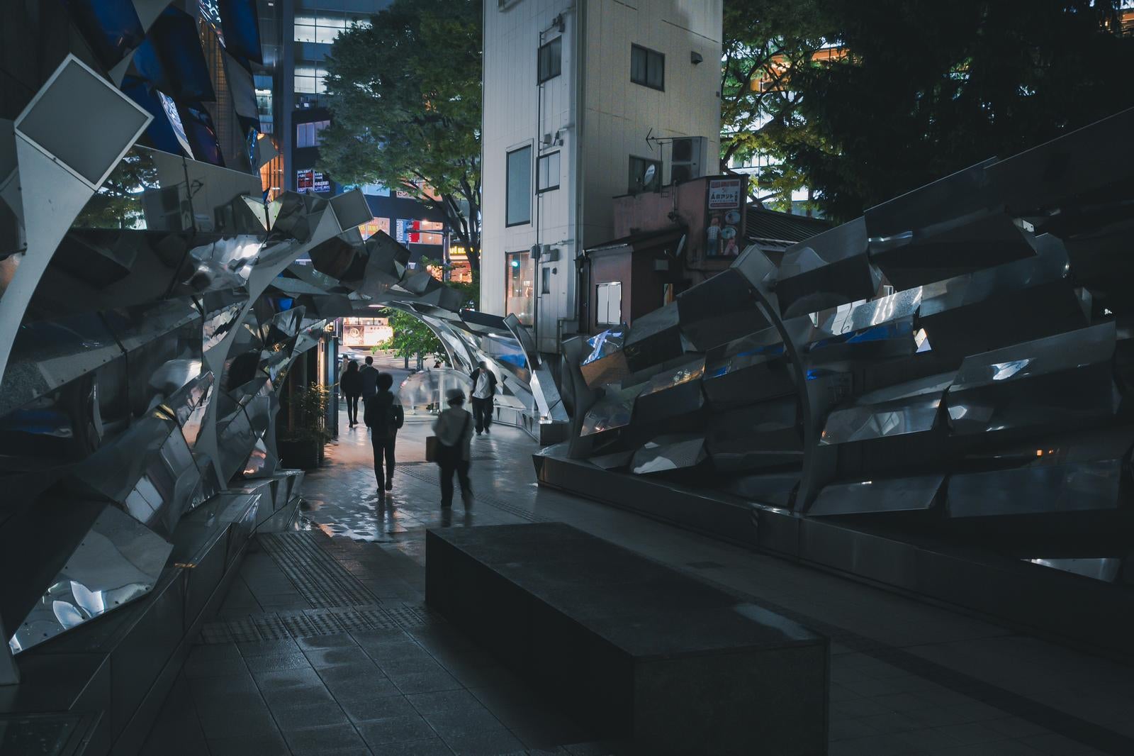 「渋谷マークシティレストランアベニュー入口（夜間）」の写真