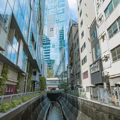 都会の運河と高層ビルの渋谷川の写真