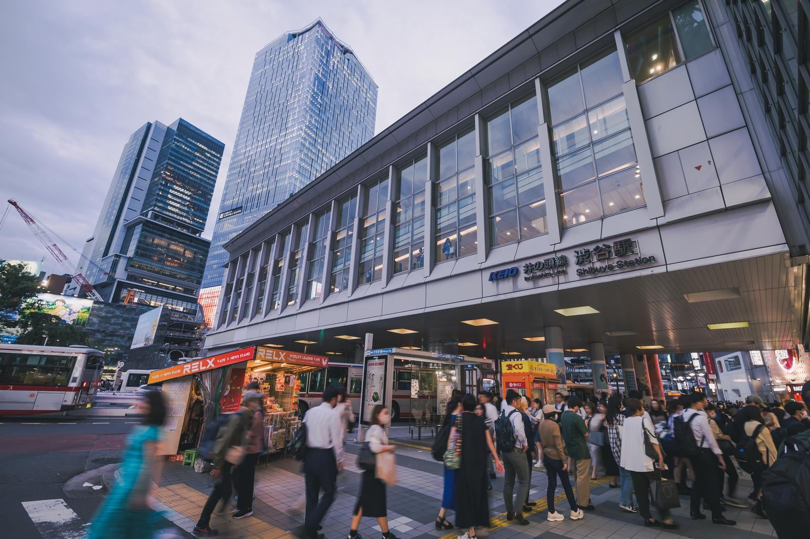 「渋谷マークシティの大エスカレーター待ちをする人混み」の写真