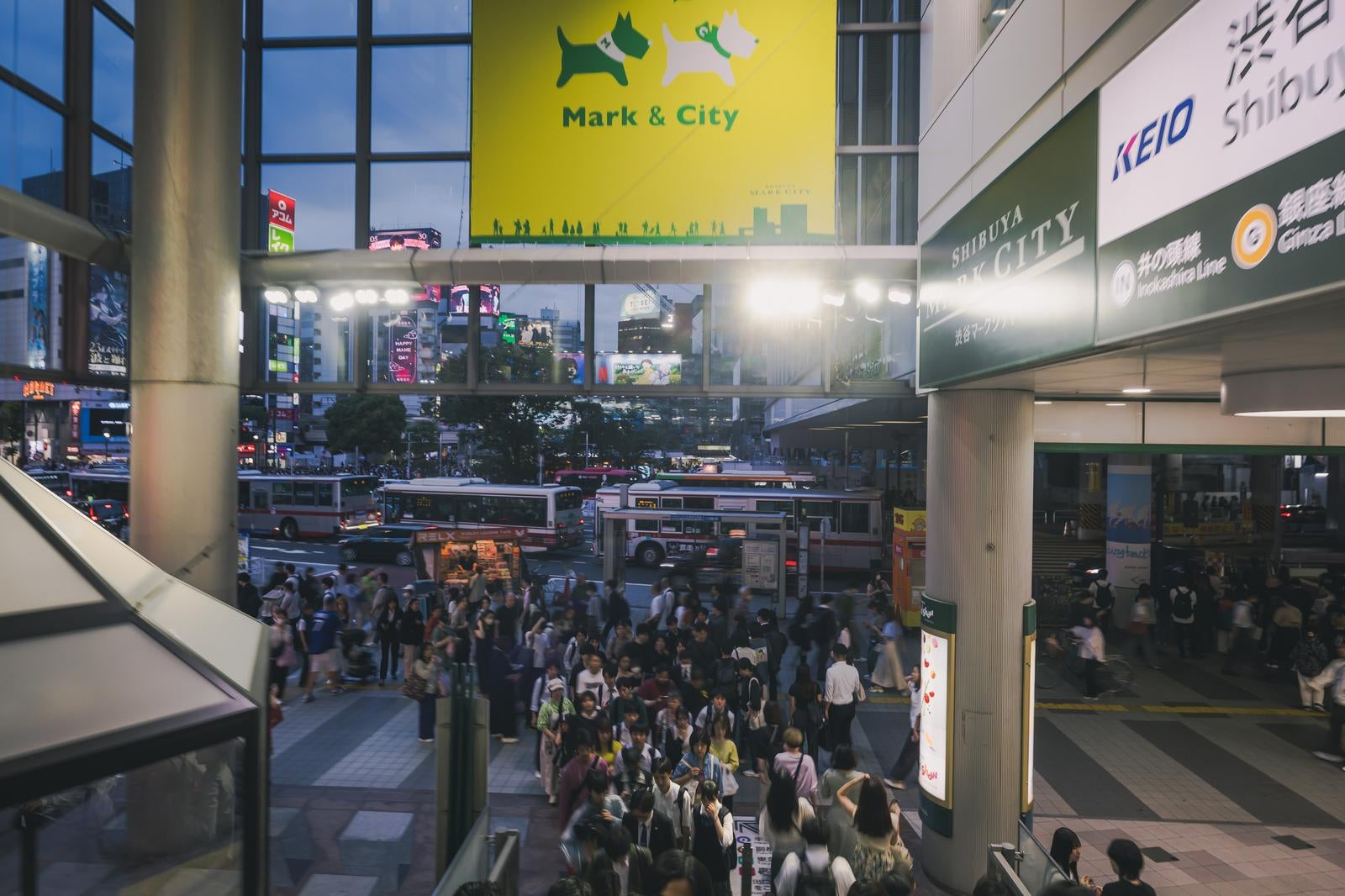 「渋谷マークシティの長いエスカレーター前の行列」の写真