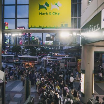 渋谷マークシティの長いエスカレーター前の行列の写真