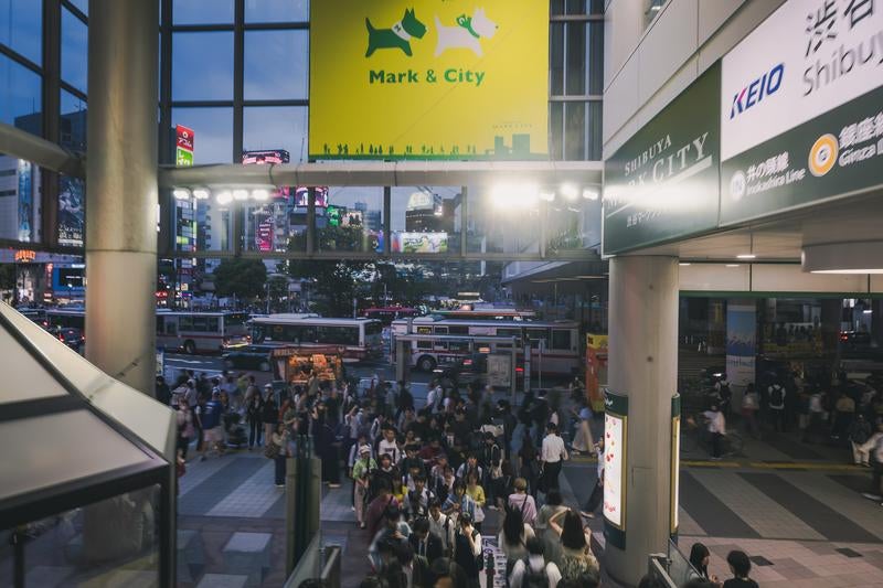 渋谷マークシティの長いエスカレーター前の行列の写真