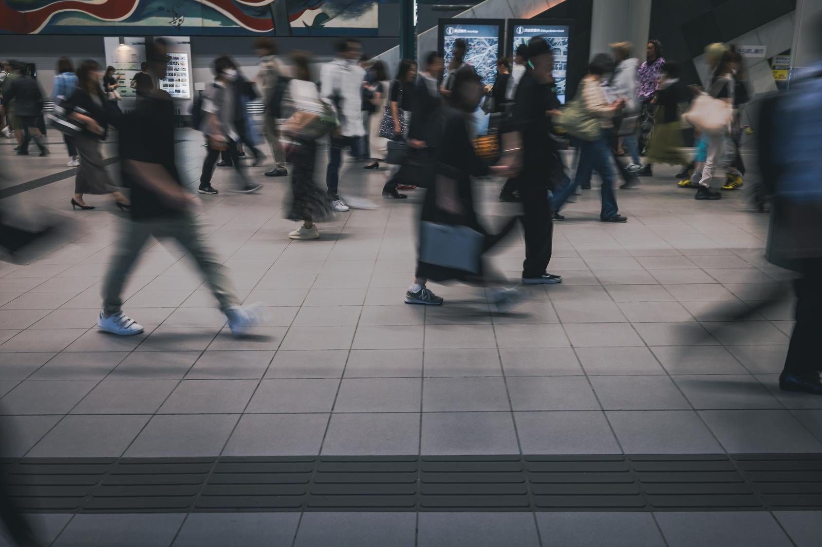 「渋谷マークシティの自由通路を往来する歩行者」の写真