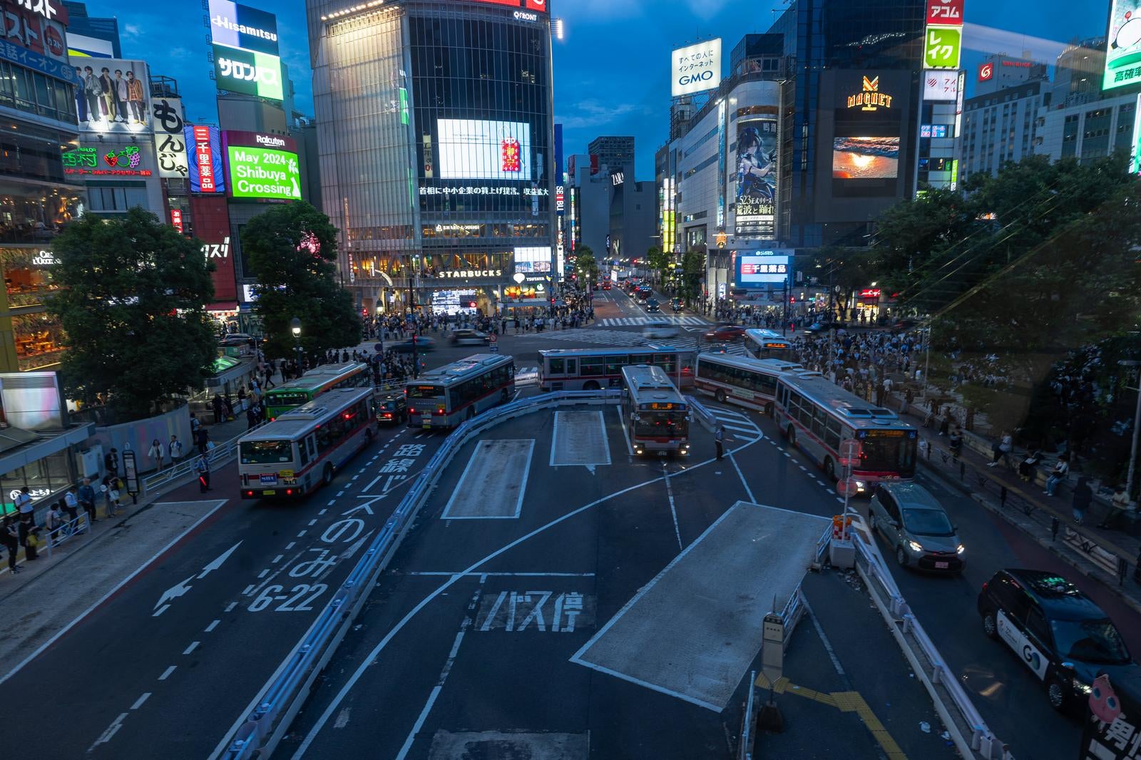 「渋谷マークシティの自由通路から眺める夕暮れの渋谷のスクランブル交差点」の写真
