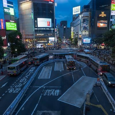 渋谷マークシティの自由通路から眺める夕暮れの渋谷のスクランブル交差点の写真