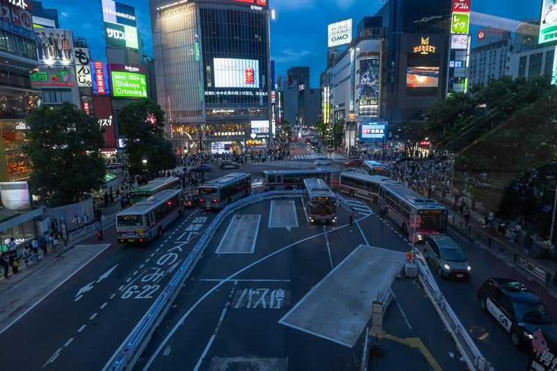 渋谷マークシティの自由通路から眺める夕暮れの渋谷のスクランブル交差点の写真