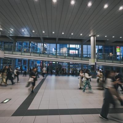 人の往来が多いマークシティの自由通路（渋谷駅）の写真