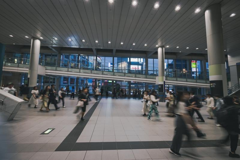 人の往来が多いマークシティの自由通路（渋谷駅）の写真