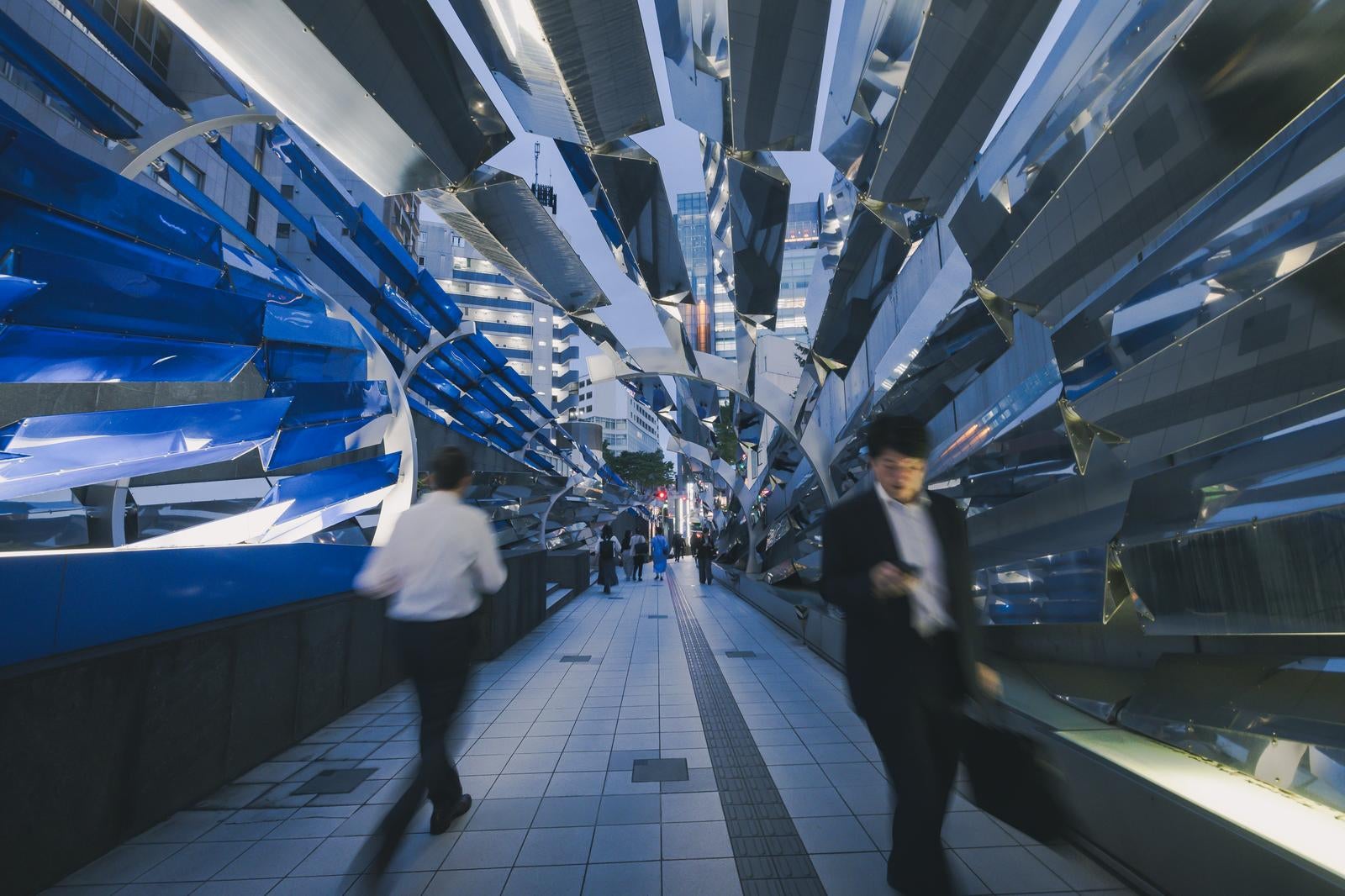 「渋谷マークシティレストランアベニュー入口のメタリックなオブジェ」の写真