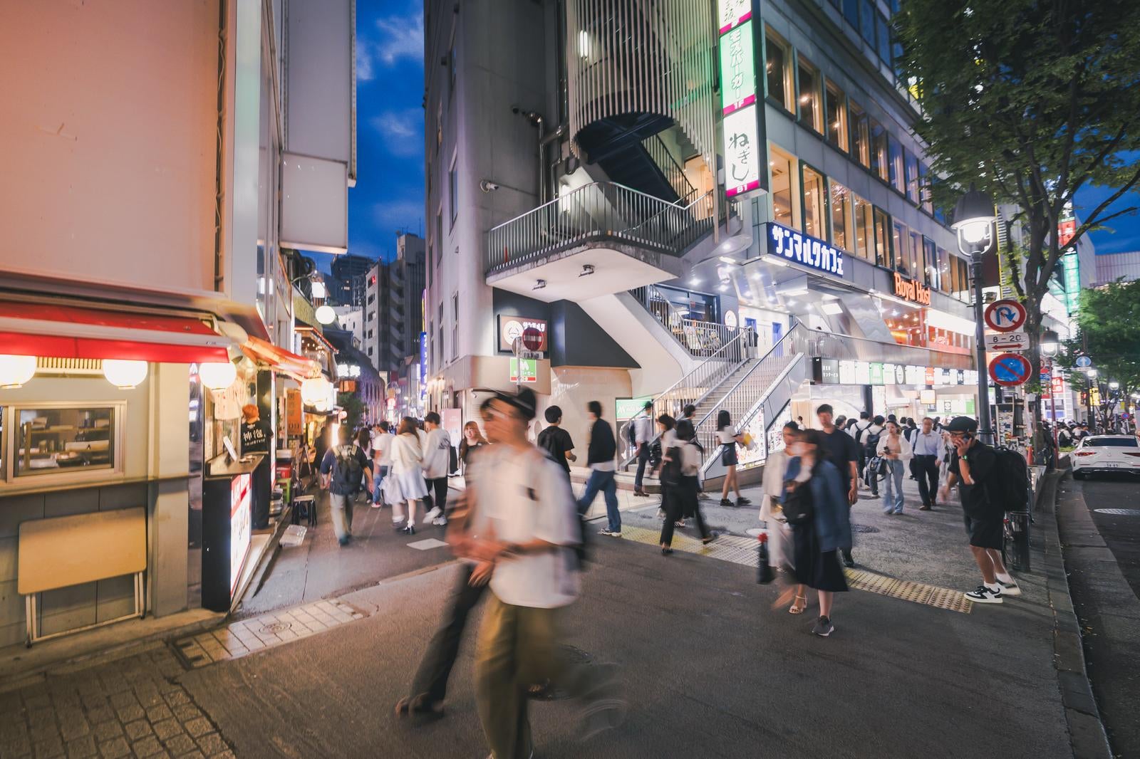 「道玄坂と小路入口の様子」の写真