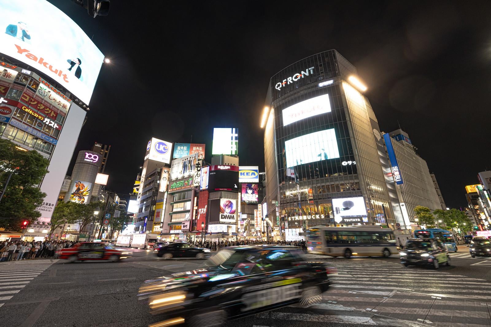「車の往来と渋谷のスクランブル交差点」の写真
