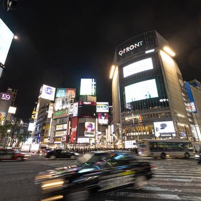 車の往来と渋谷のスクランブル交差点の写真