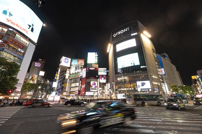 車の往来と渋谷のスクランブル交差点の写真