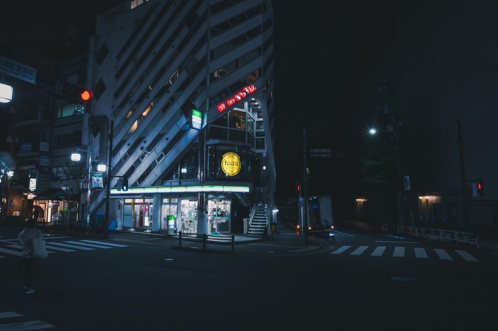 「夜間の松濤文化村ストリート」の写真
