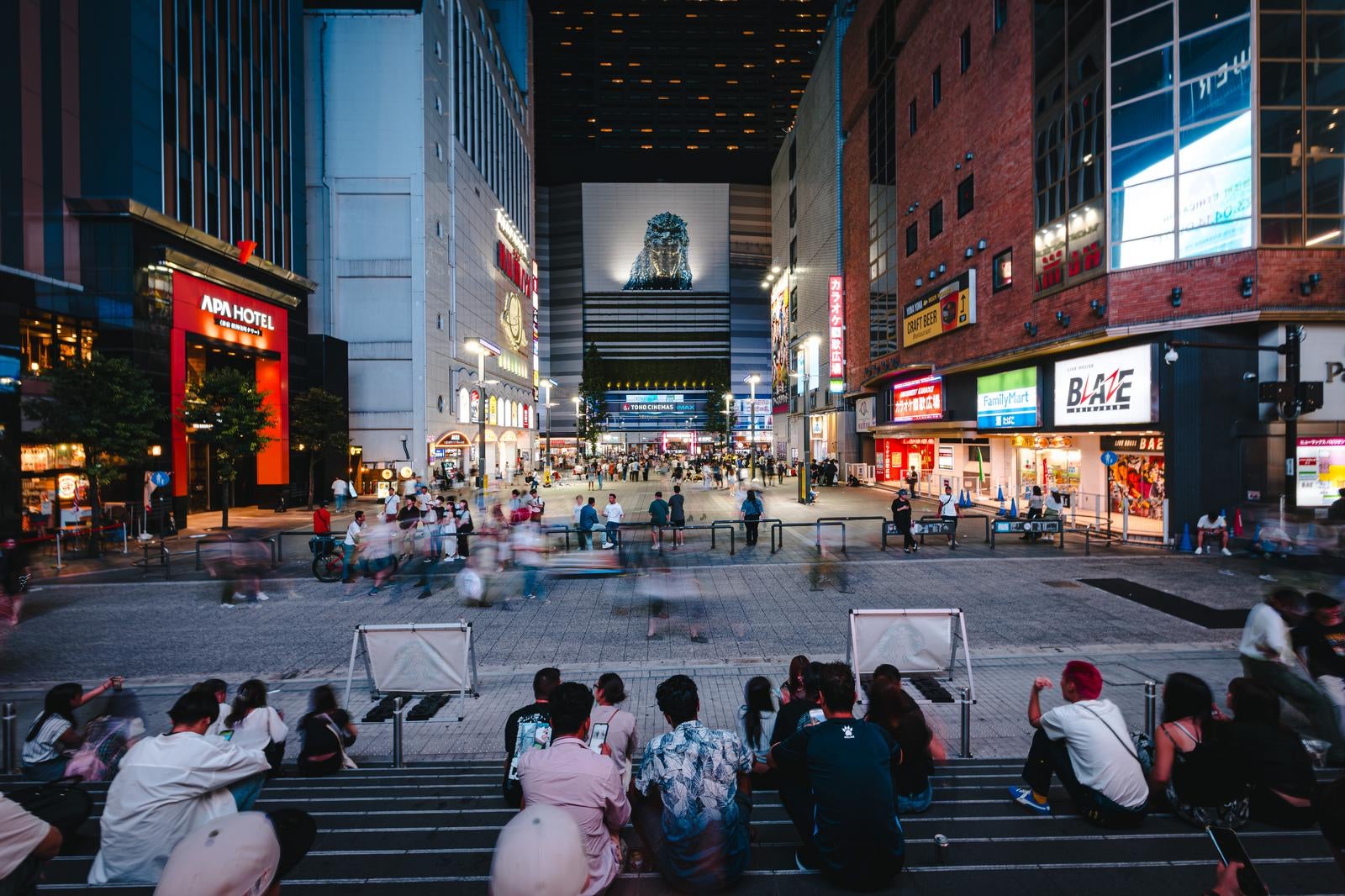 「シネシティ広場と東急歌舞伎町タワー前の様子（夜間）」の写真