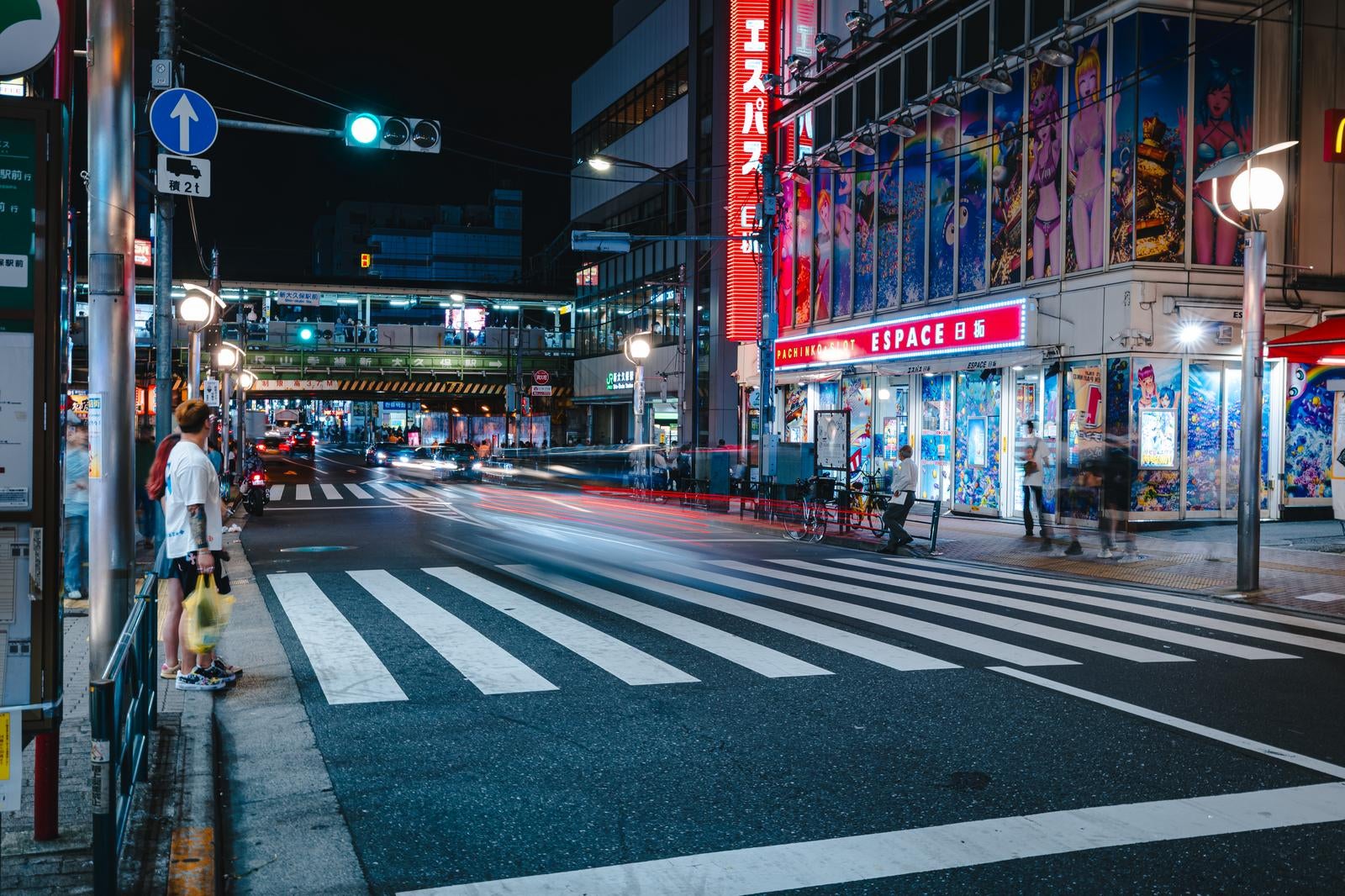「新大久保駅前の横断歩道（夜間）」の写真