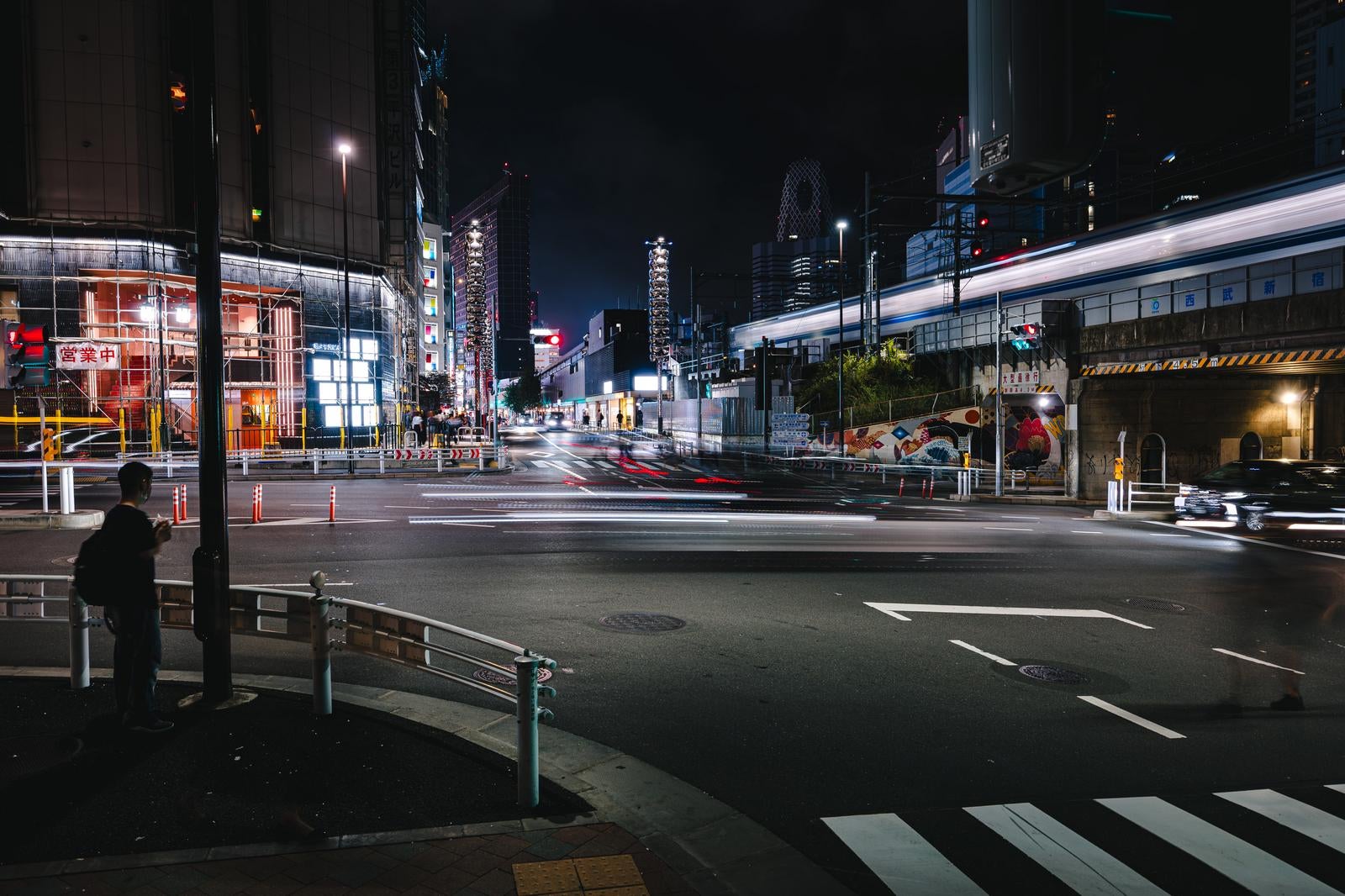 「職安通りと西武新宿駅前通りの交差点（夜間）」の写真