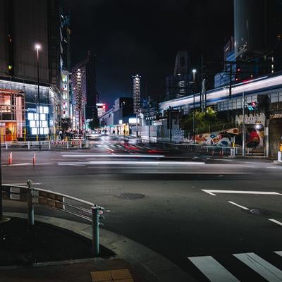 職安通りと西武新宿駅前通りの交差点（夜間）の写真
