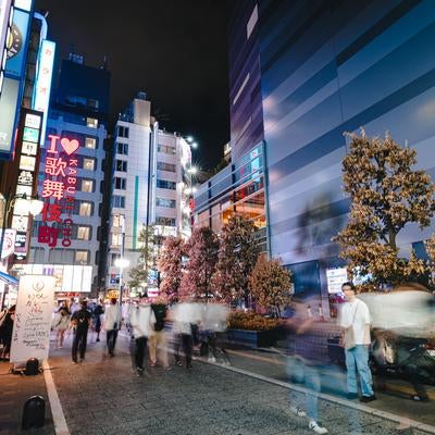 夜の新宿歌舞伎町トー横通りの写真