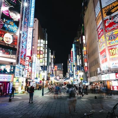 人であふれる新宿歌舞伎町TOHOシネマズ前のセントラルロード（夜間）の写真