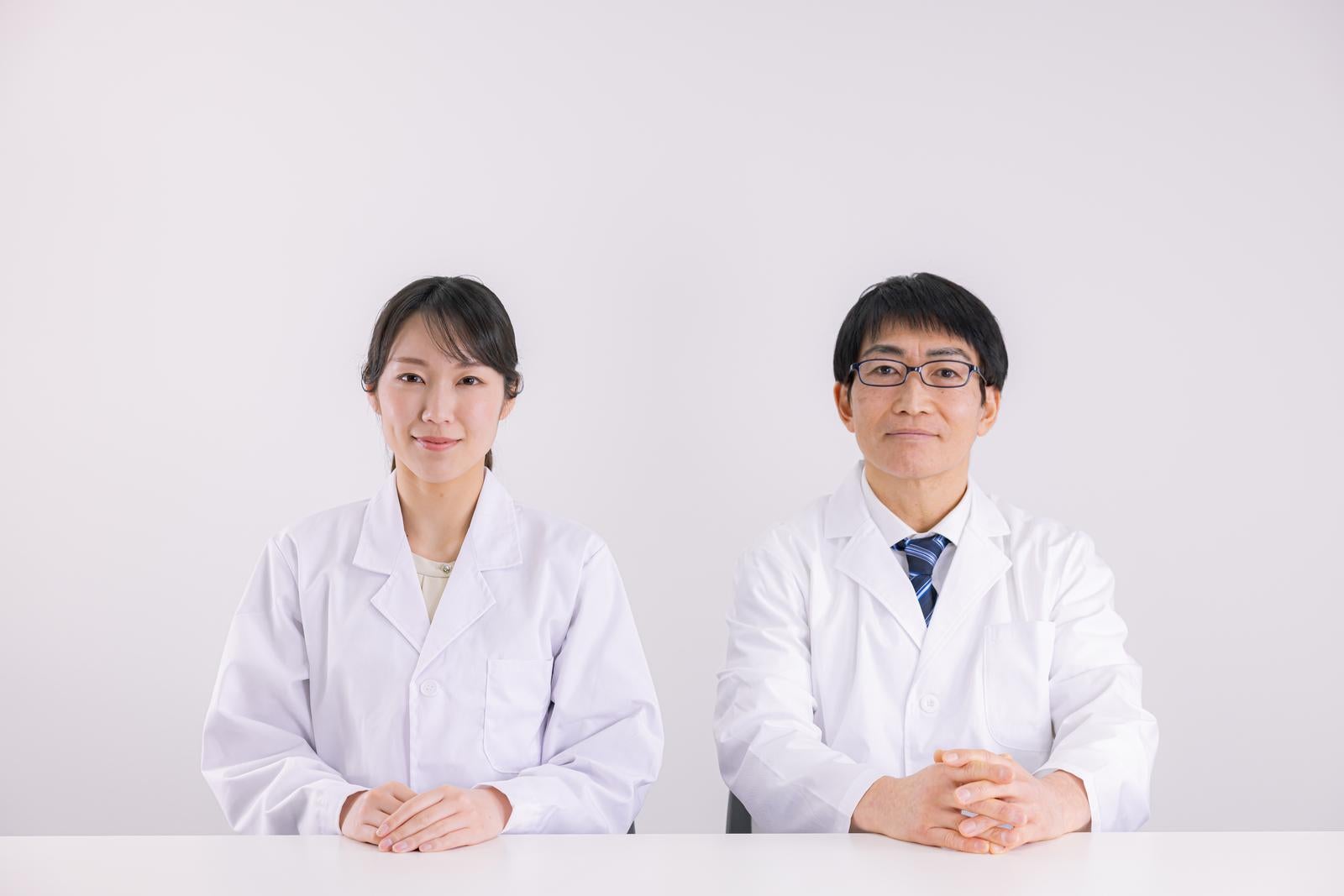 「医局の女性医師と男性医師」の写真［モデル：SAKI ガーミー］