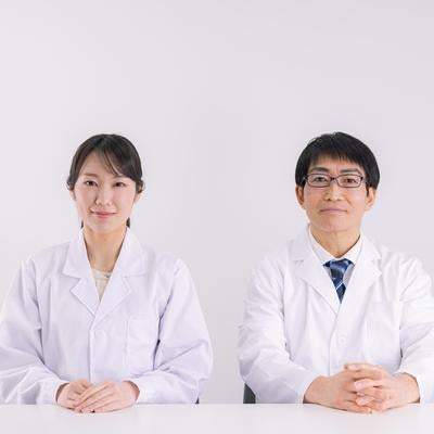 医局の女性医師と男性医師の写真