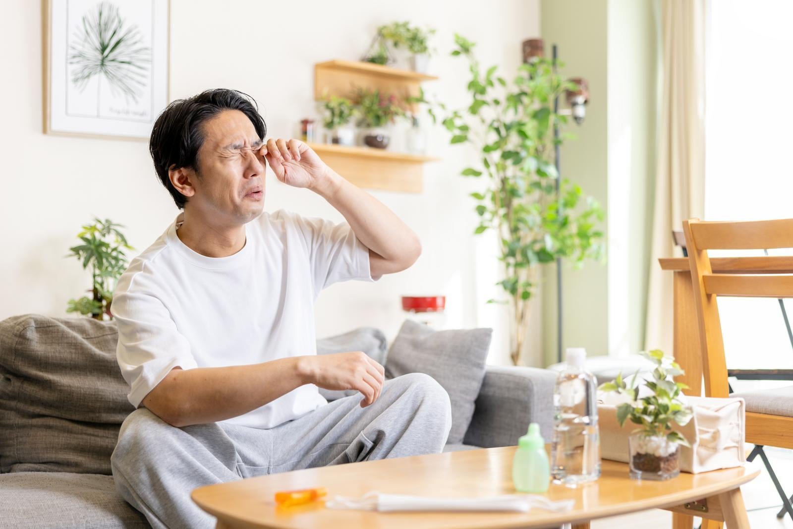 「花粉症で目がかゆくてつらい」の写真［モデル：大川竜弥］