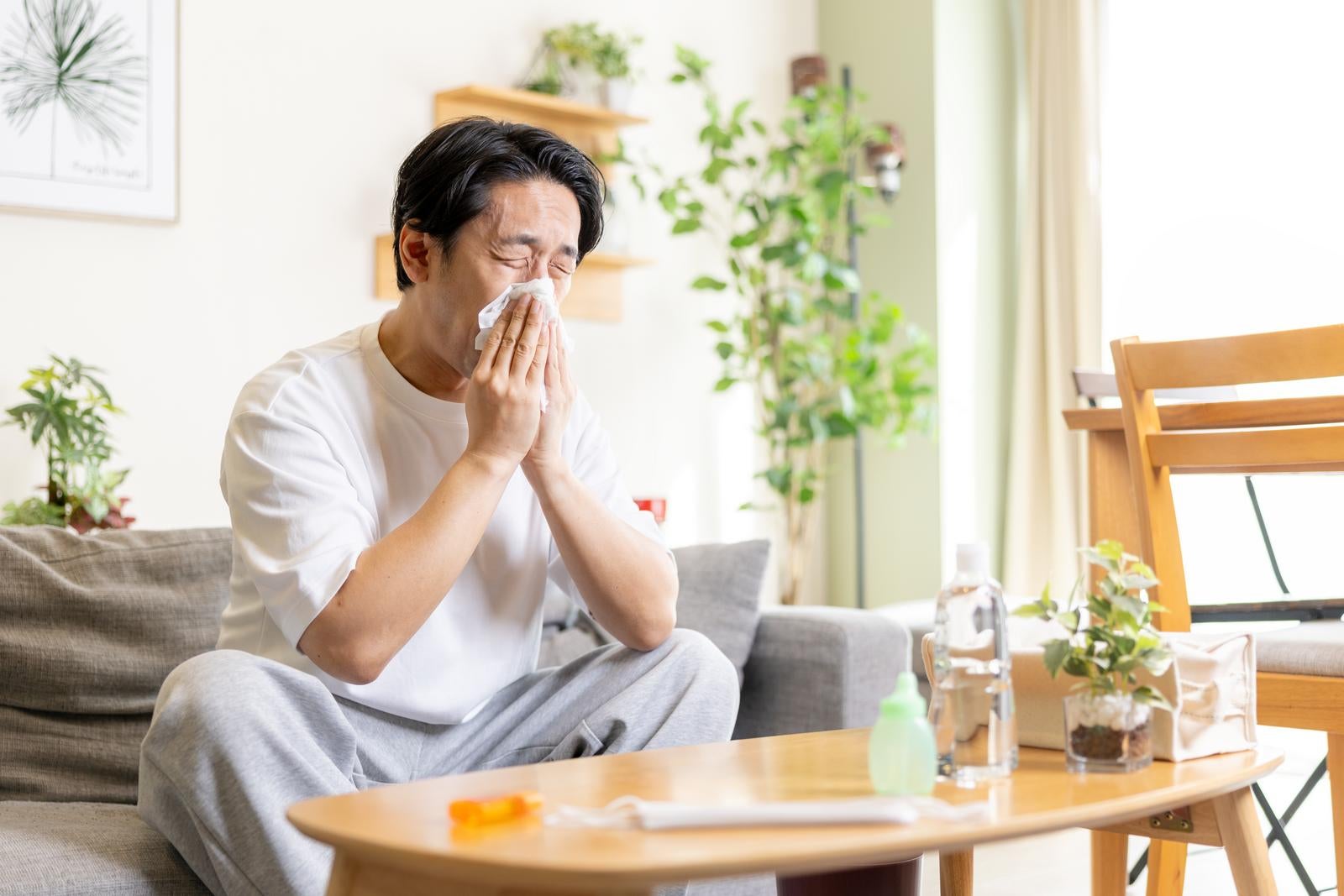 「アレルギー性鼻炎でティッシュで鼻をかむ男性」の写真［モデル：大川竜弥］