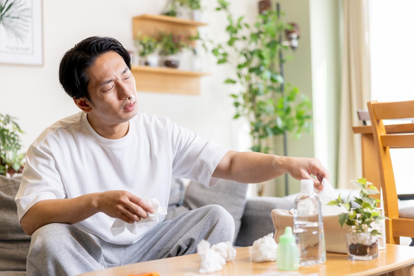 「何度も鼻をかむティッシュ依存男子」の写真［モデル：大川竜弥］