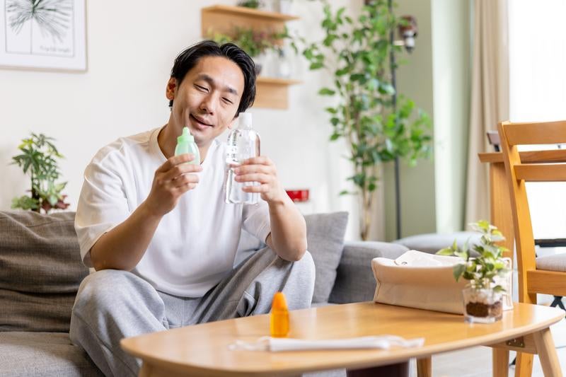 花粉症対策に鼻洗浄の準備をする男性の写真