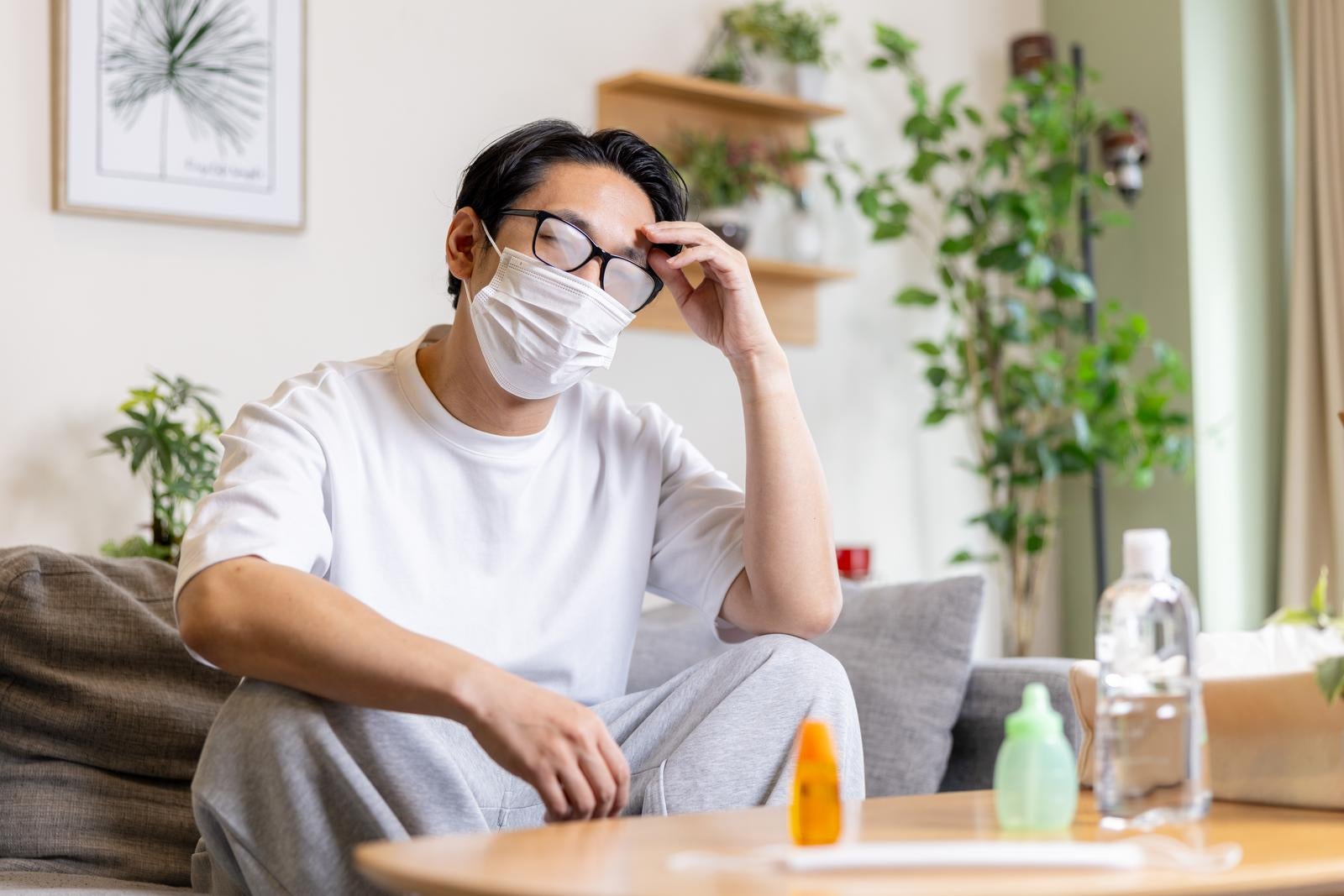 「花粉症対策で家の中でもマスクをつける男性の苦悩」の写真［モデル：大川竜弥］