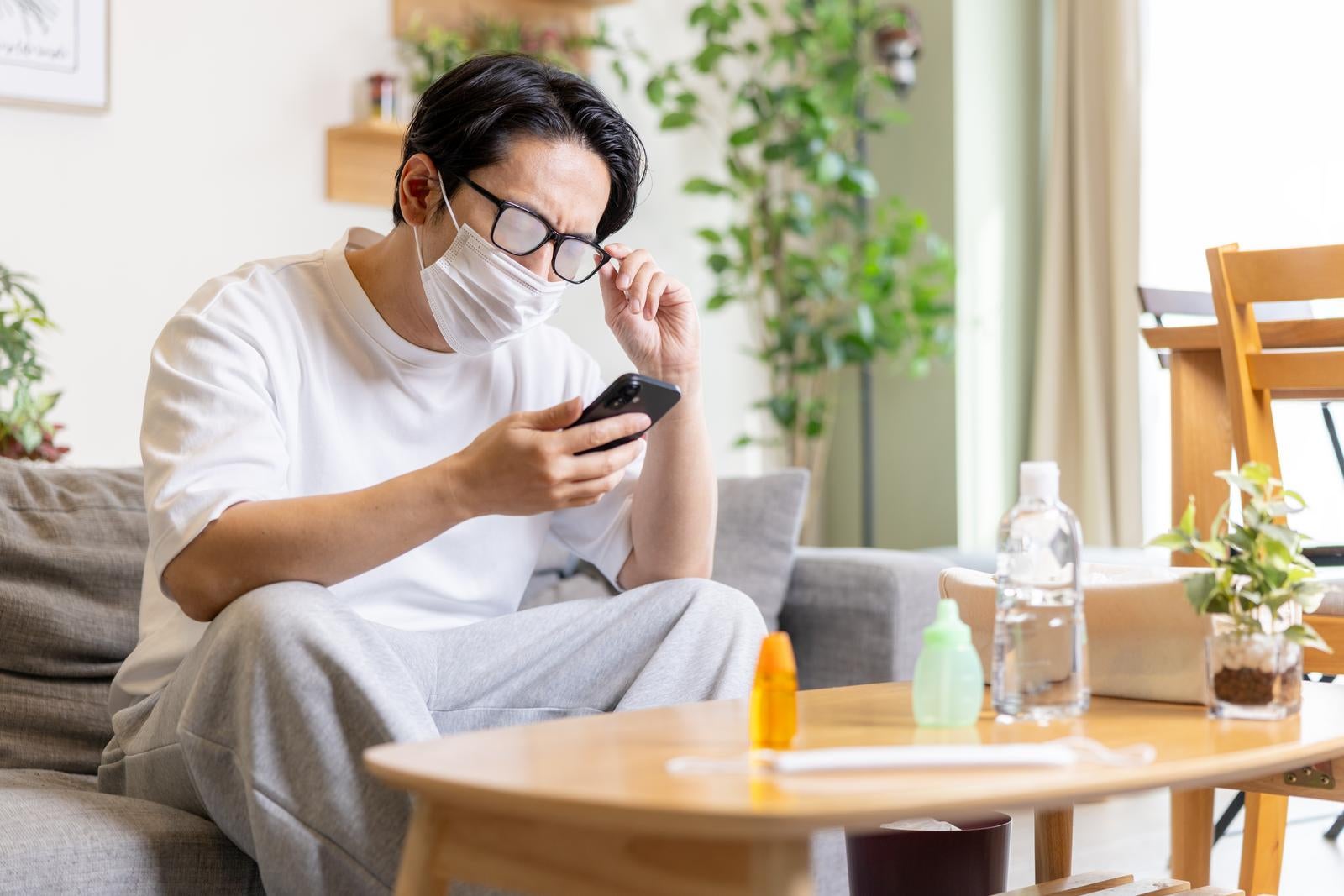 「マスク着用時に眼鏡が曇ってしまう」の写真［モデル：大川竜弥］