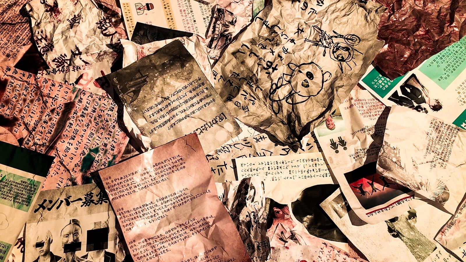 「散乱した古い書類とメモの山」の写真